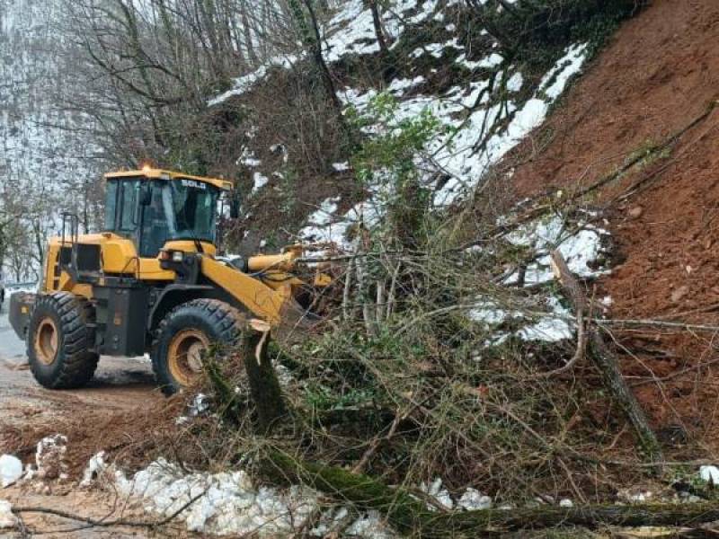 ცაგერის მუნიციპალიტეტში გზების თოვლისგან წმენდის სამუშაოები დილიდან მიმდინარეობს.